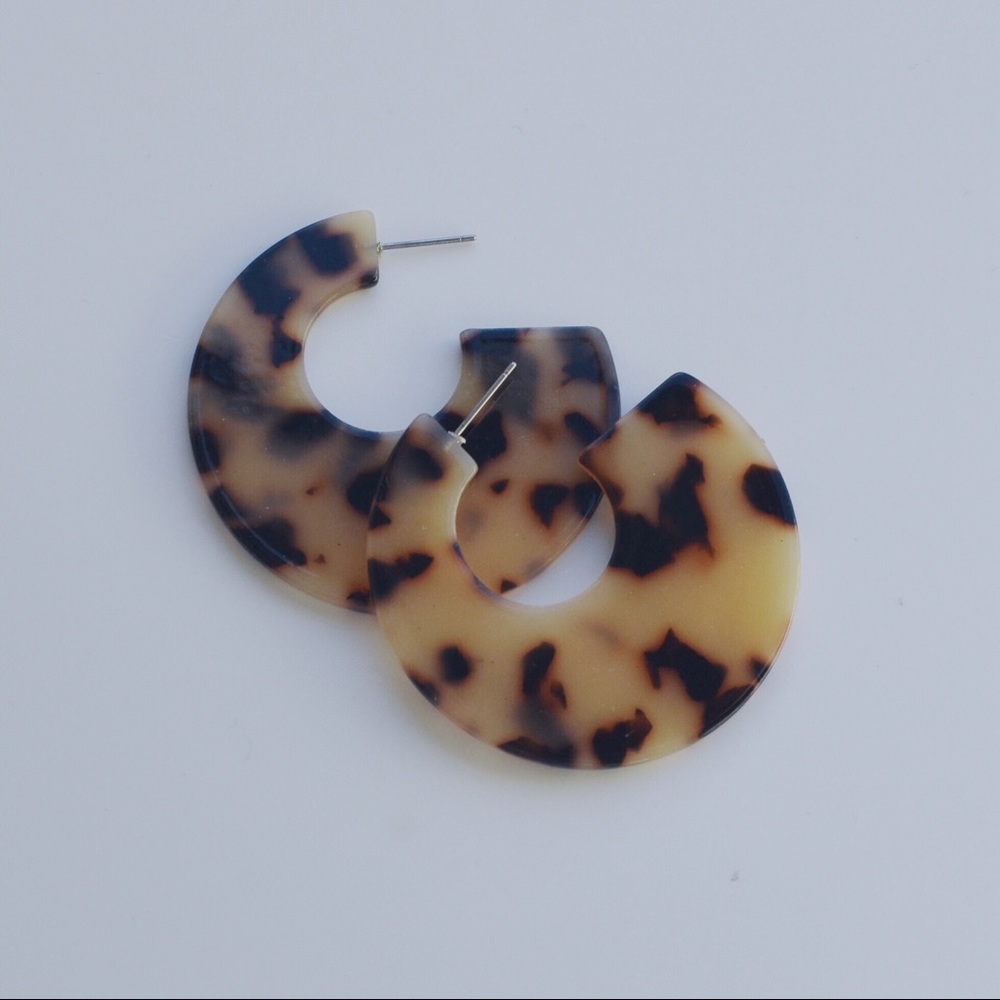 UO Style Blonde Tortoise Statement Earrings - Picture 3 of 8